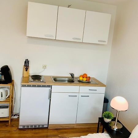 Direkte Uninähe: Ferienwohnung mit großem Doppelbett, Küchenzeile und neu renoviertem Badezimmer Homburg  Exterior foto