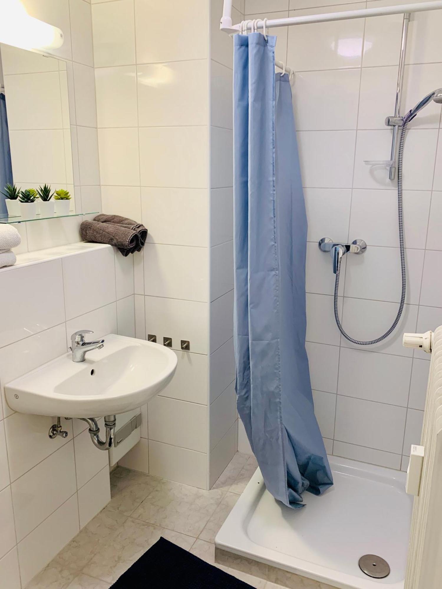 Direkte Uninähe: Ferienwohnung mit großem Doppelbett, Küchenzeile und neu renoviertem Badezimmer Homburg  Exterior foto