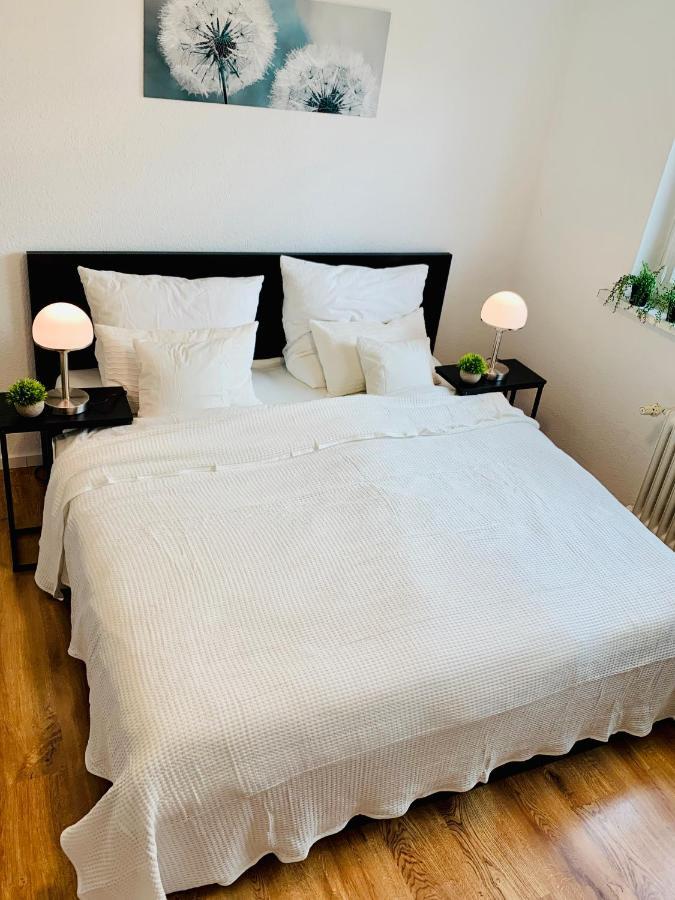 Direkte Uninähe: Ferienwohnung mit großem Doppelbett, Küchenzeile und neu renoviertem Badezimmer Homburg  Exterior foto